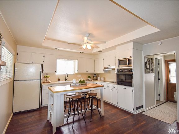 As you enter the house this light and bright open kitchen area awaits!