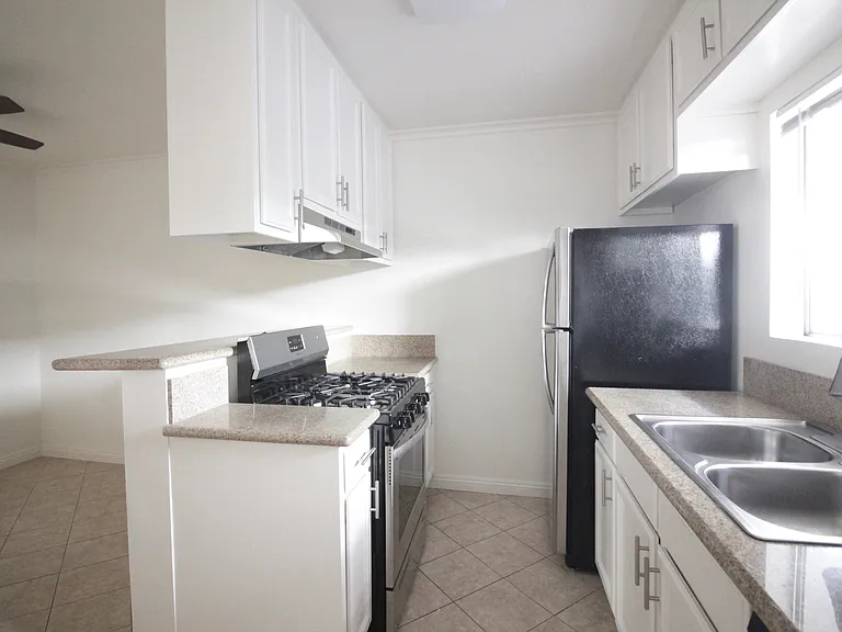 4000 Sequoia St — Photo 5