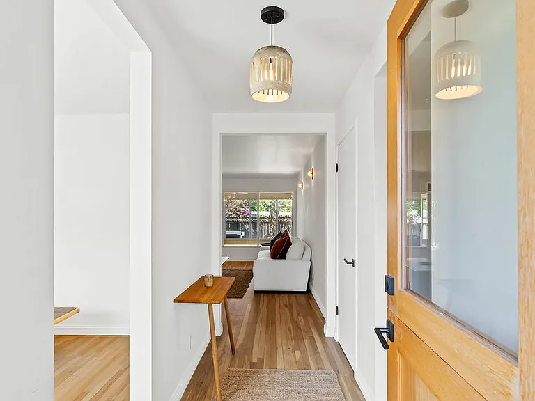 13805 Village Ave — Photo 2