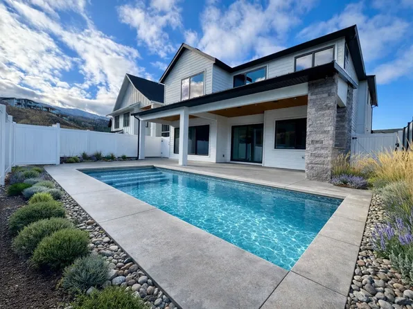 5533 Foothill Ct, Kelowna, BC V1W 0C4