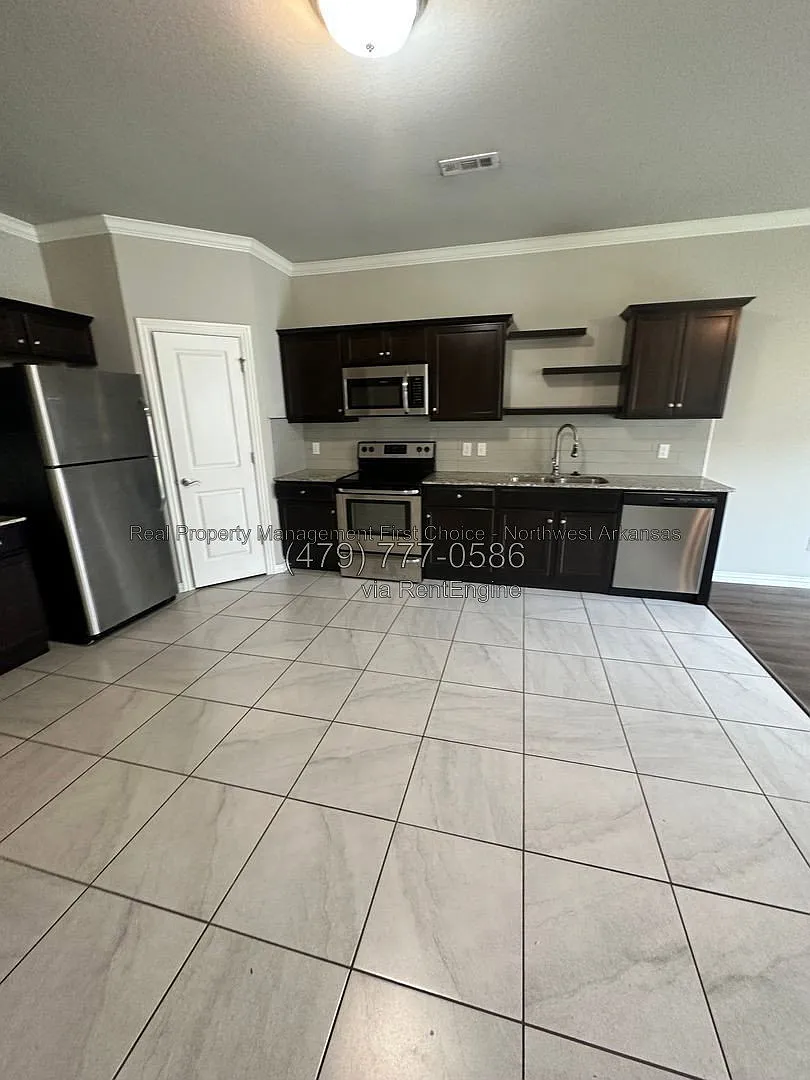 3 bed, 2.5 bath, 1550 sqft, $1,600 — Photo 4