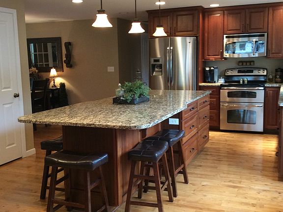 Kitchen w/ large island