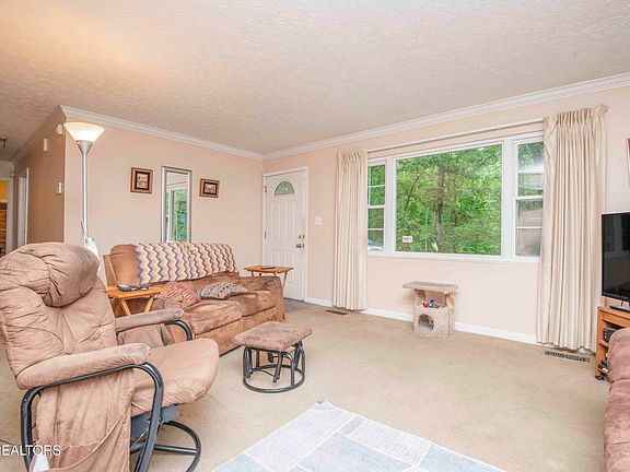 5th image of 223 White Oak Ln