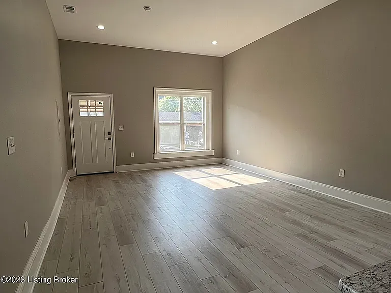 938 Swan St — Photo 2