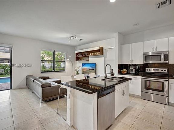 5th image of 657 NE 191st St #657