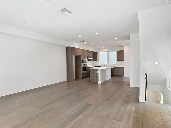 2nd image of 1156 N Orange Dr #Vuq498