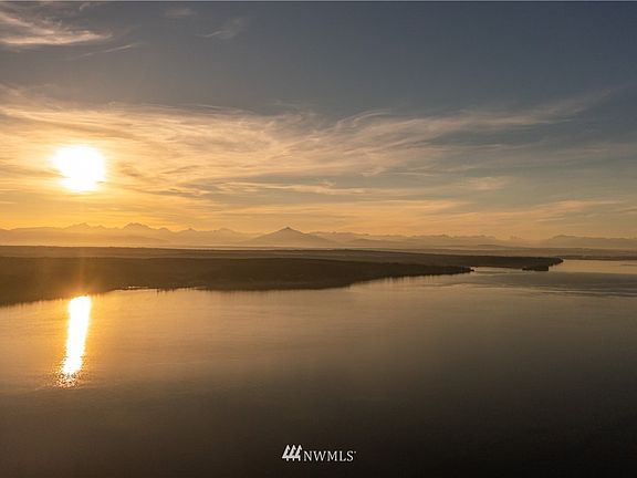 Unforgettable setting with the morning sun - a beautiful year round home or week-end retreat - easy access with a bridge from the mainland - no ferry needed!