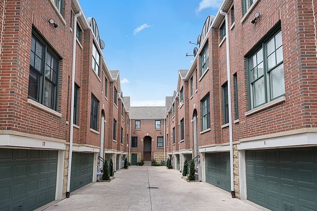 1st image of 2140 N Winchester Ave APT 4