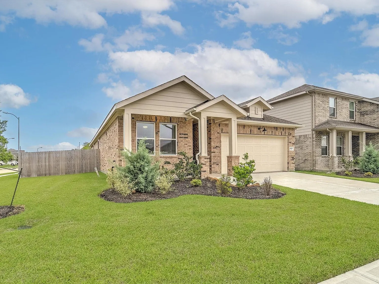 5 bed, 3.0 bath, 2078 sqft, $2,500 — Photo 2