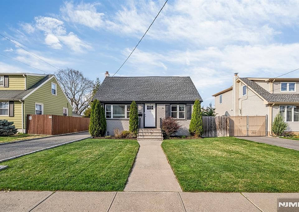 1st image of 8-27 Oak St