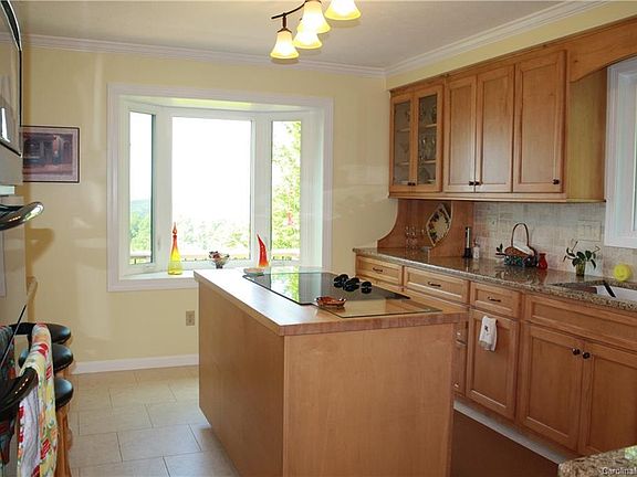 5th image of 914 Rainbow Ln