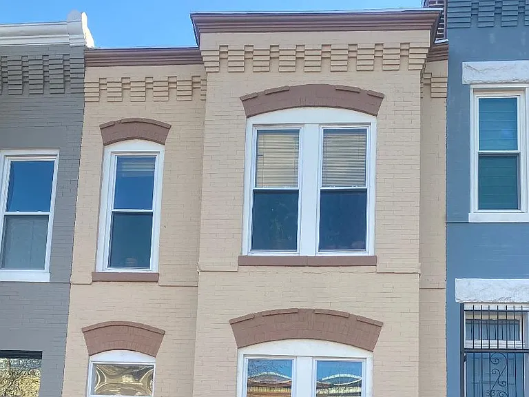 639 11th St NE — Photo 1