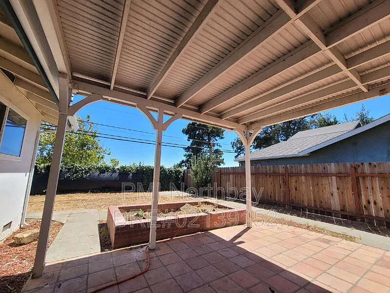 1325 Canterbury Dr — Photo 17