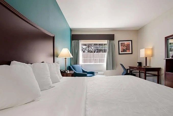 1st image of 700 SW Fairlawn Rd #201