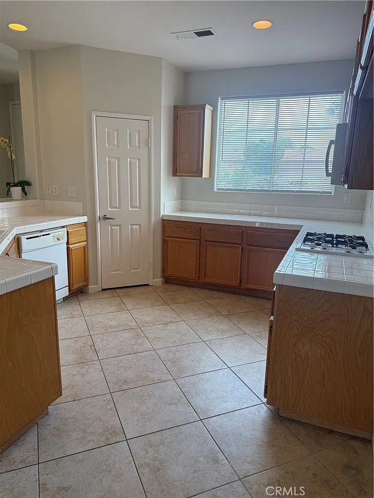 4 bed, 2003 sqft, $3,299 — Photo 4
