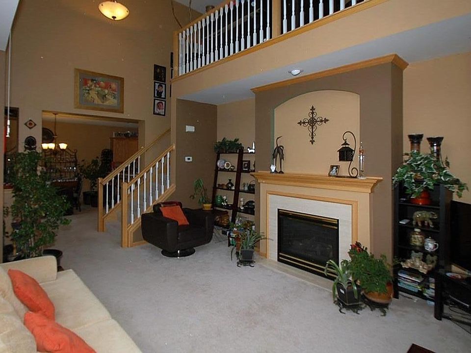Livingroom with granite gas fireplace