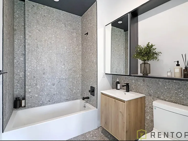 228 Berry St #7R — Photo 5