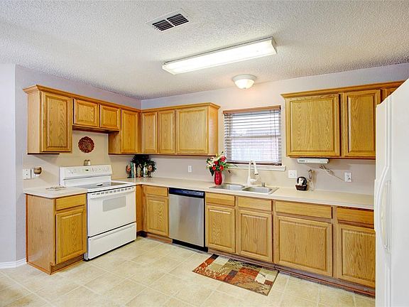 4th image of 2316 Charleston Dr
