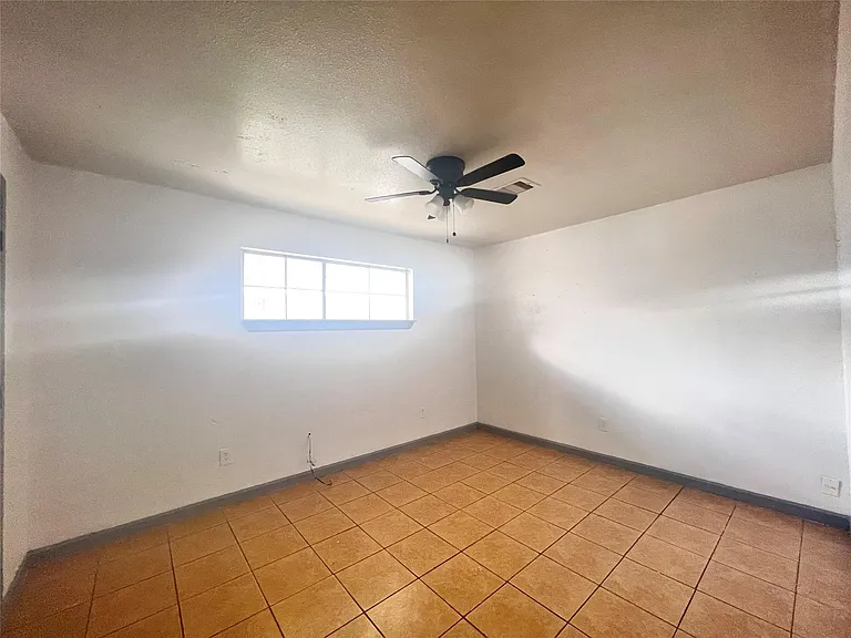 5602 Hirsch Rd — Photo 7