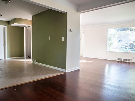 5th image of 25475 Chatworth Dr