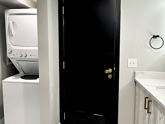3rd image of 221 S Ludlow St #505
