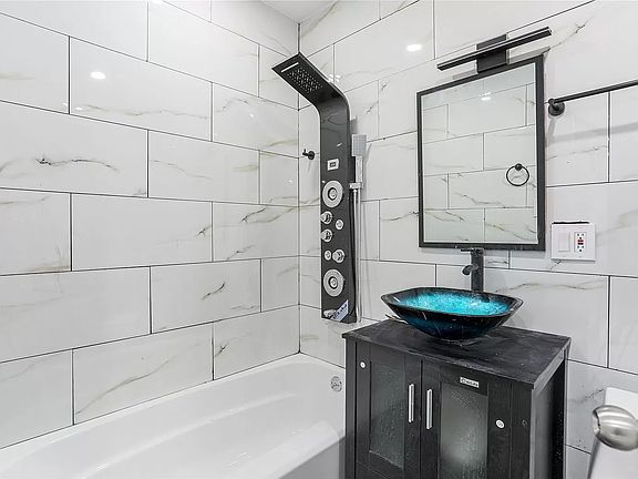 4th image of 573 Crescent St #1