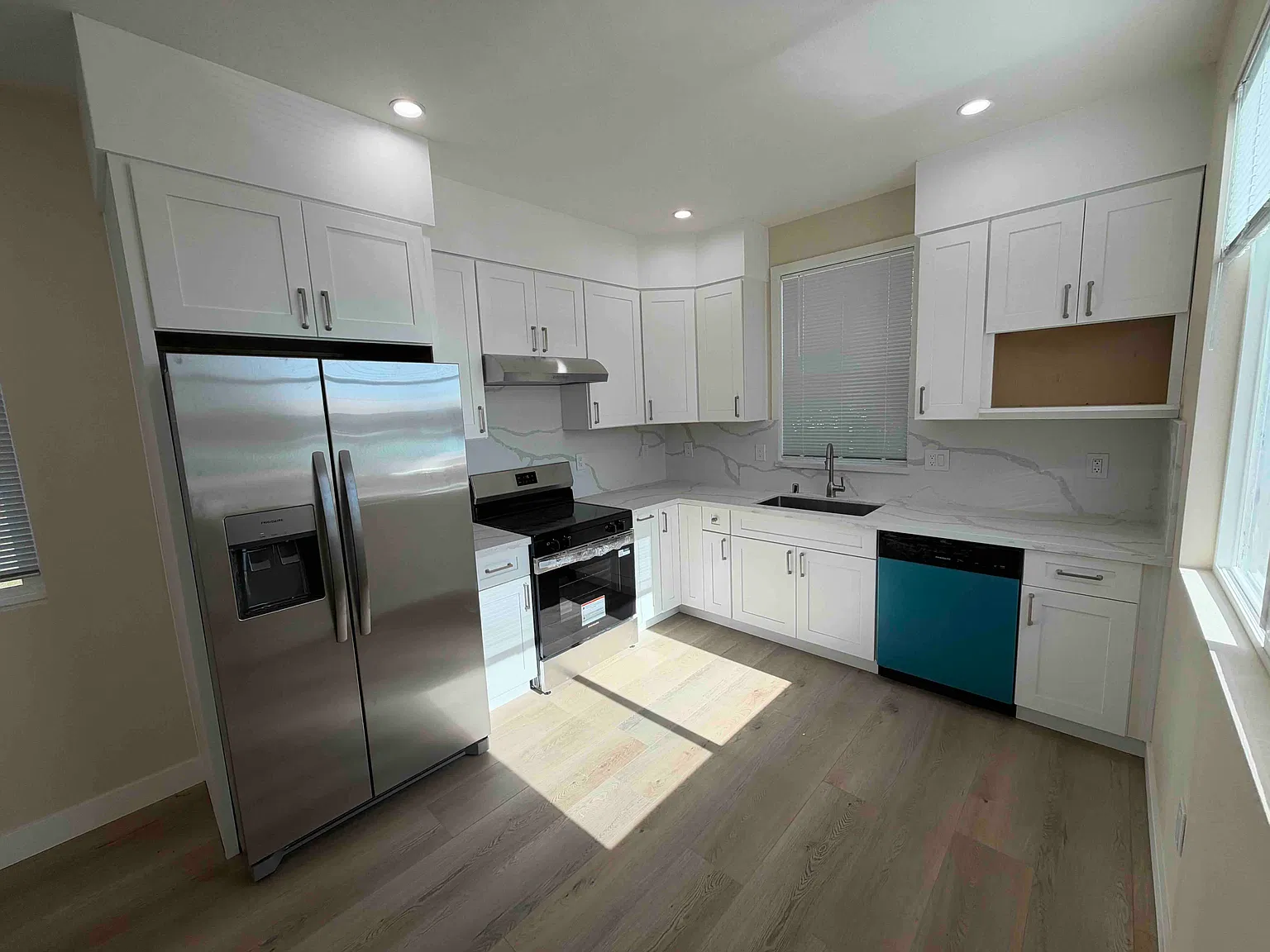 3 bed, 1000 sqft, $3,990 — Photo 2