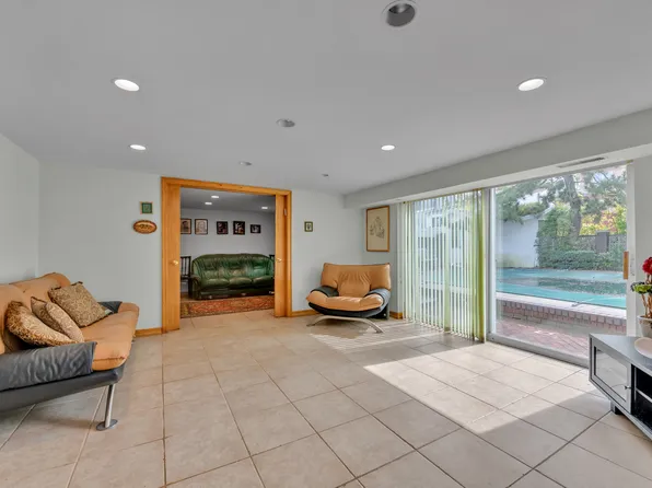 389 Mayfair Drive South image 16 of 17