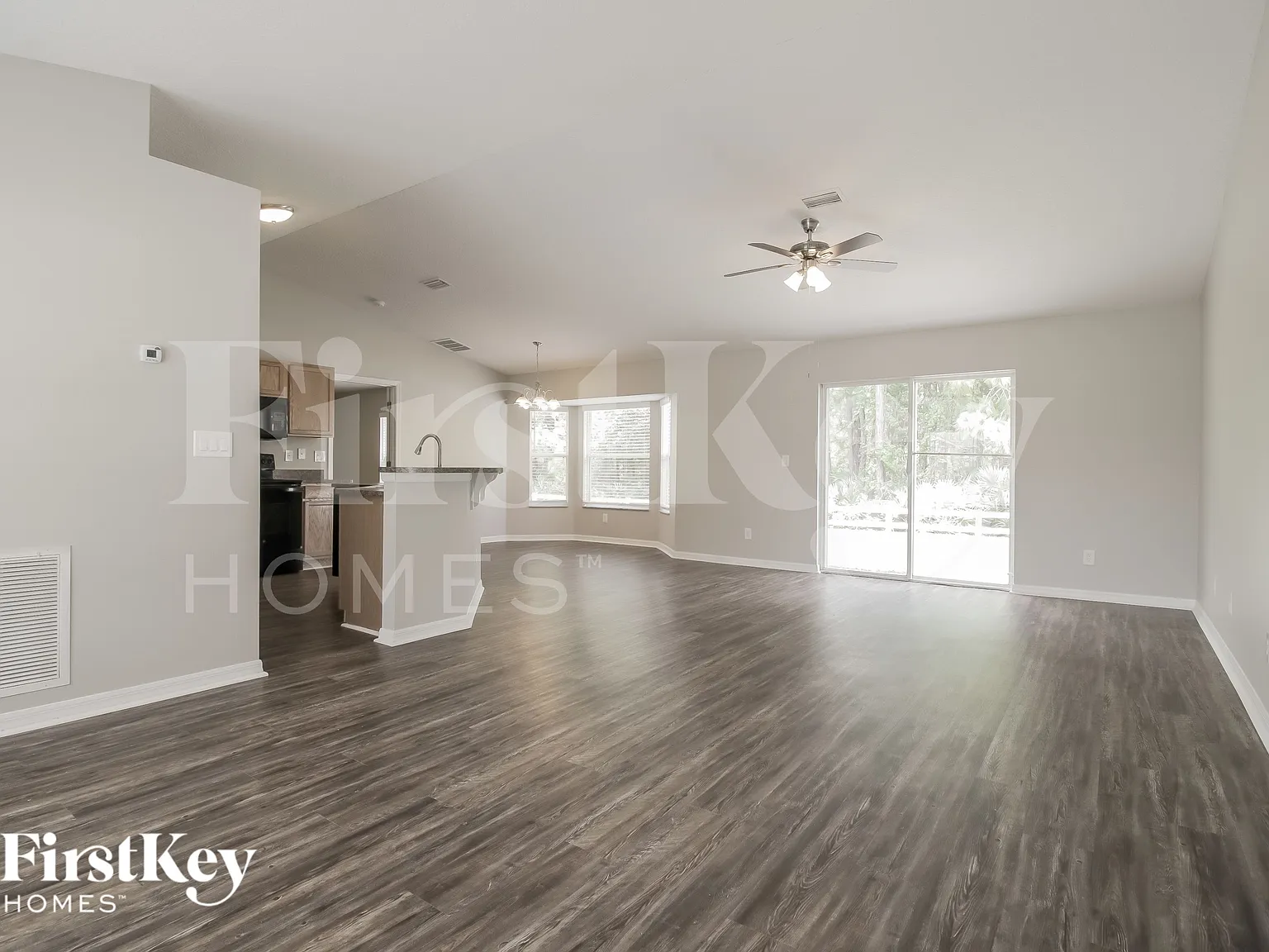 3 bed, 2.0 bath, 1386 sqft, $2,360 — Photo 2