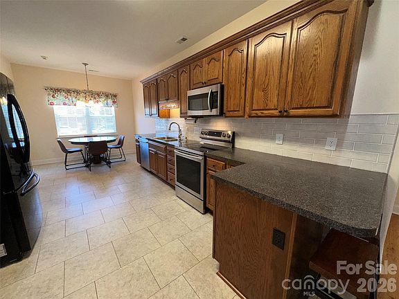 4th image of 7672 Maple Bluff Ln