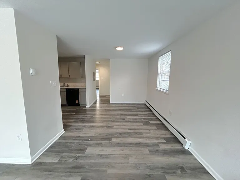 Karen Court Apartments — Photo 10