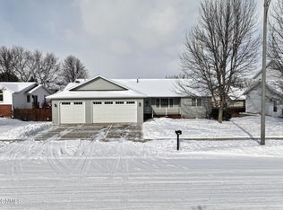 610 York Ln, Bismarck, ND 58503