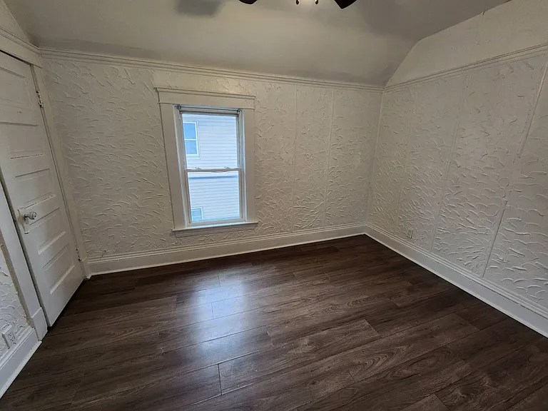 13900 Potomac Ave — Photo 21
