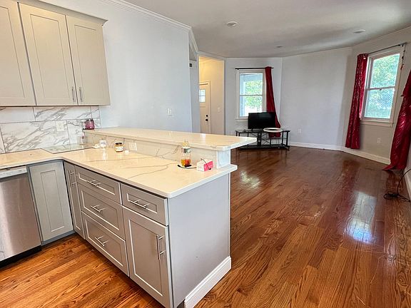 5th image of 54 Crescent Ave Floor 1