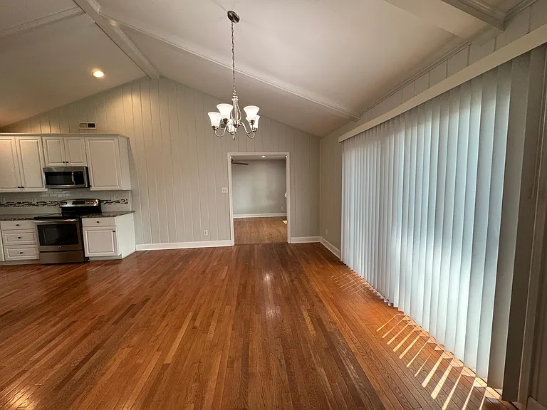 1514 Archdale Dr — Photo 2