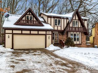 1667 Chateau Dr SW, Wyoming, MI 49519
