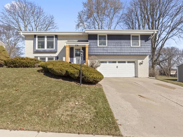 816 Magnolia DRIVE, Waukesha, WI 53188