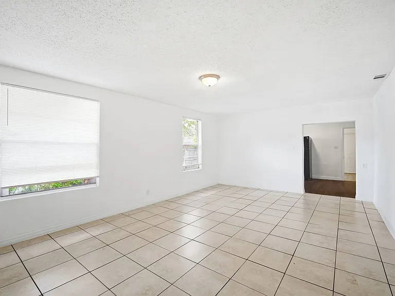 10019 N Jasmine Ave — Photo 4