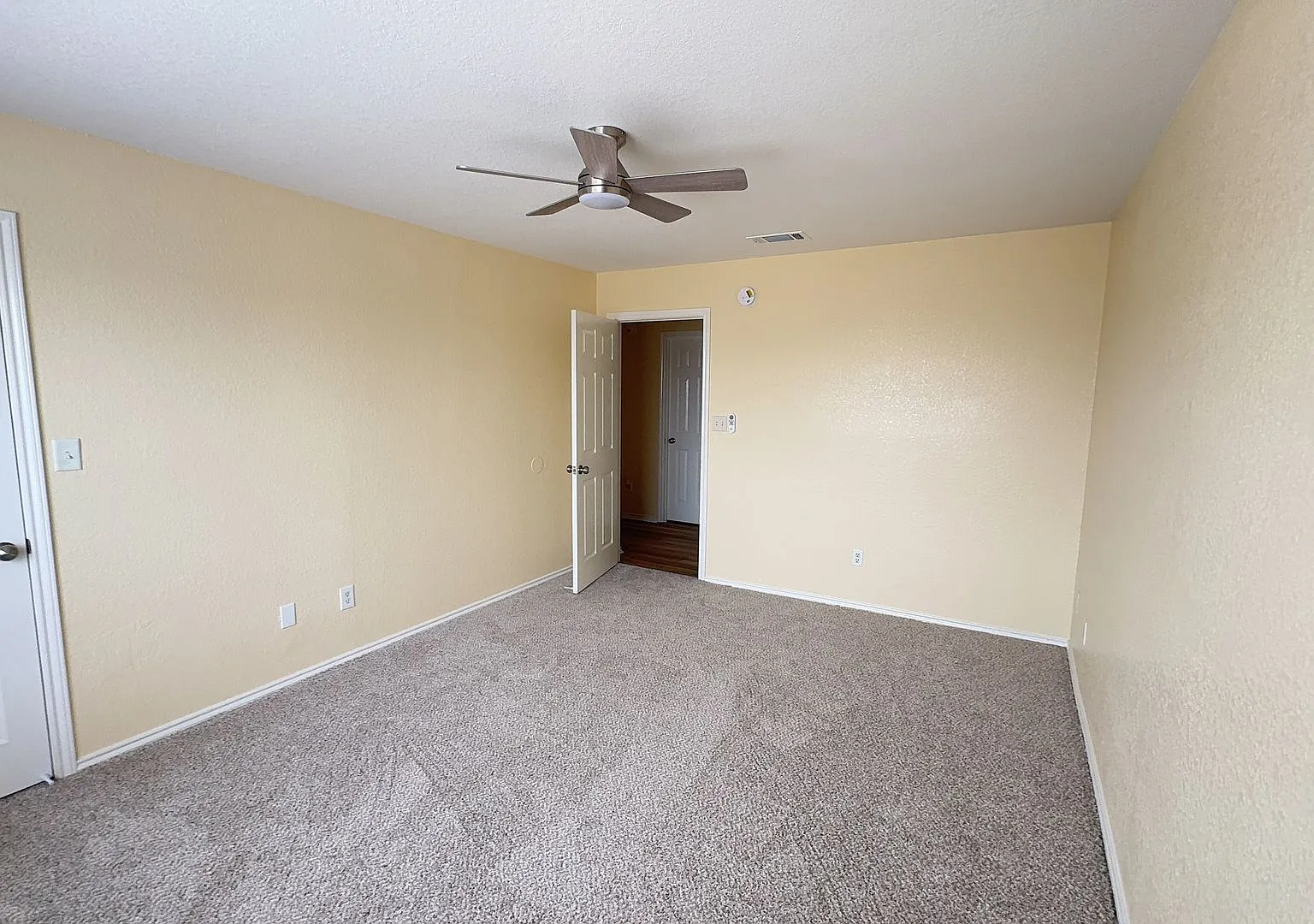 2 bed, 1.5 bath, 1134 sqft, $975 — Photo 2