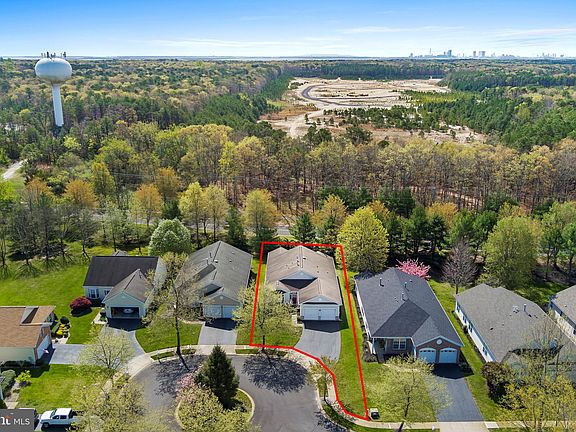 3rd image of 544 Newbury Ct