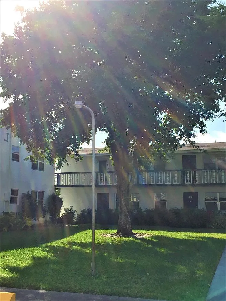 1 bed, 1.5 bath, 738 sqft, $1,200 — Photo 1
