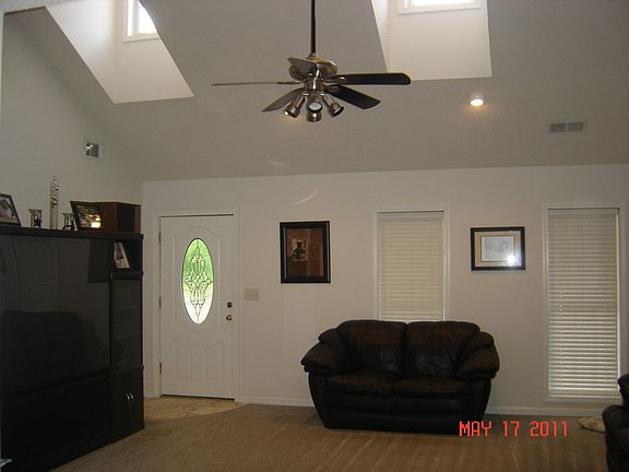 LR w/vaulted ceilings