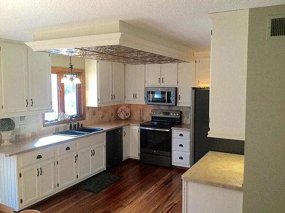 Gourmet kitchen with plenty of space for entertaining!