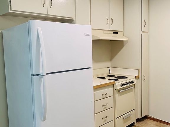 3rd image of 905 Castlewood Dr APT 2