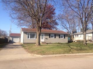 112 6th Ave, Hiawatha, IA 52233