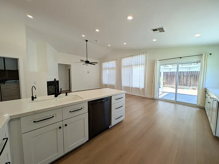 3850 Millbrae Ter — Photo 3