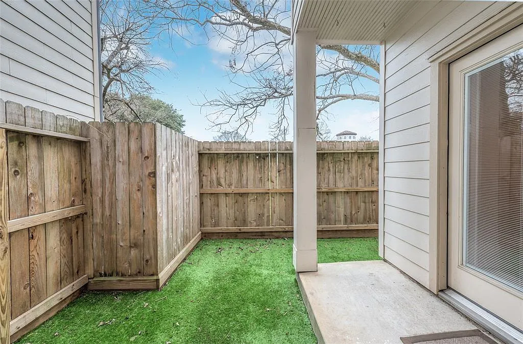 3 bed, 3.5 bath, 2330 sqft, $3,400 — Photo 2