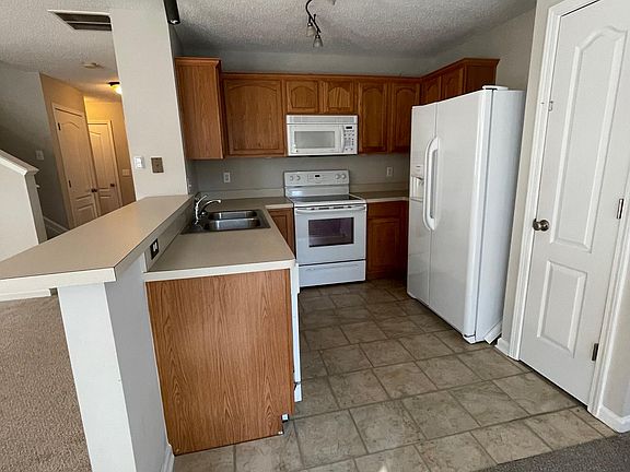 4th image of 274 Fox Creek Blvd