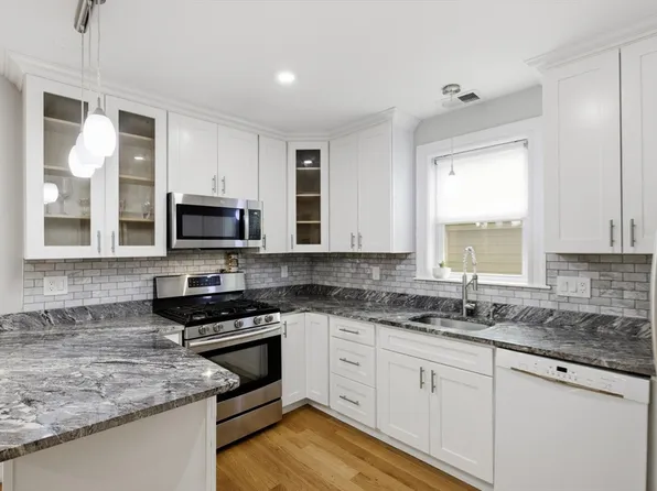 28 Beecher Pl #B, Newton, MA 02459
