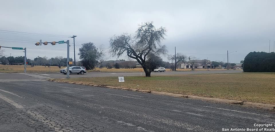 1st image of 900 E Houston